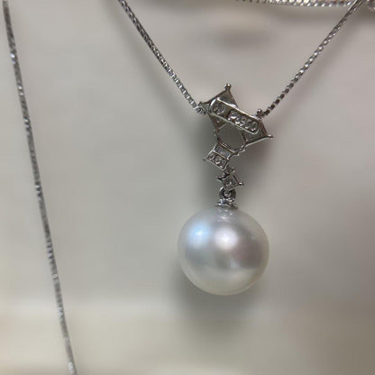 Tasaki platinum necklace with 10mm large pearl and 4 square cut diamonds on 40 cm chain