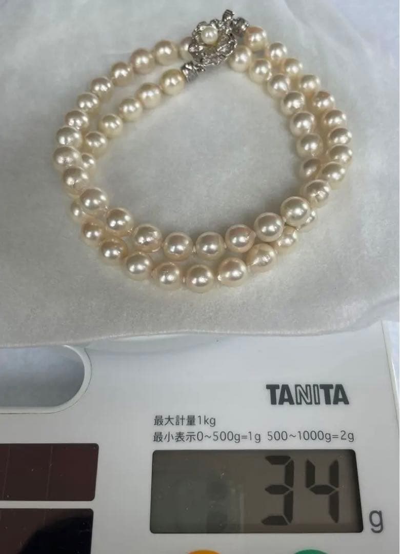 Akoya pearl necklace and matching earrings with 7mm pearls on a 44cm k14 white gold chain with silver clasp