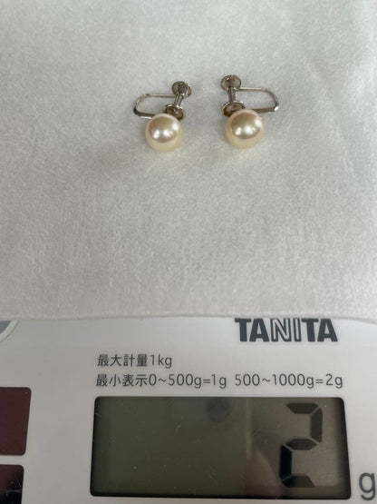 Akoya pearl necklace and matching earrings with 7mm pearls on a 44cm k14 white gold chain with silver clasp