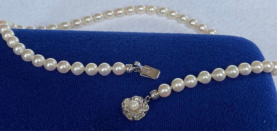 Akoya pearl necklace and matching earrings with 7mm pearls on a 44cm k14 white gold chain with silver clasp