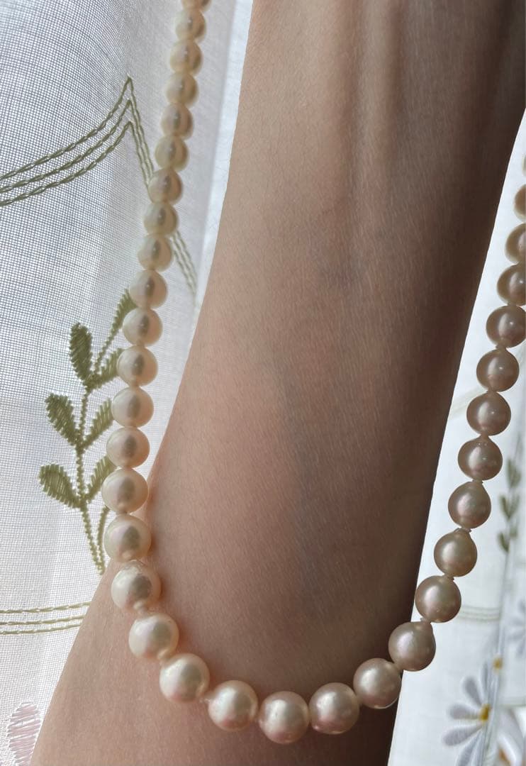 Akoya pearl necklace and matching earrings with 7mm pearls on a 44cm k14 white gold chain with silver clasp