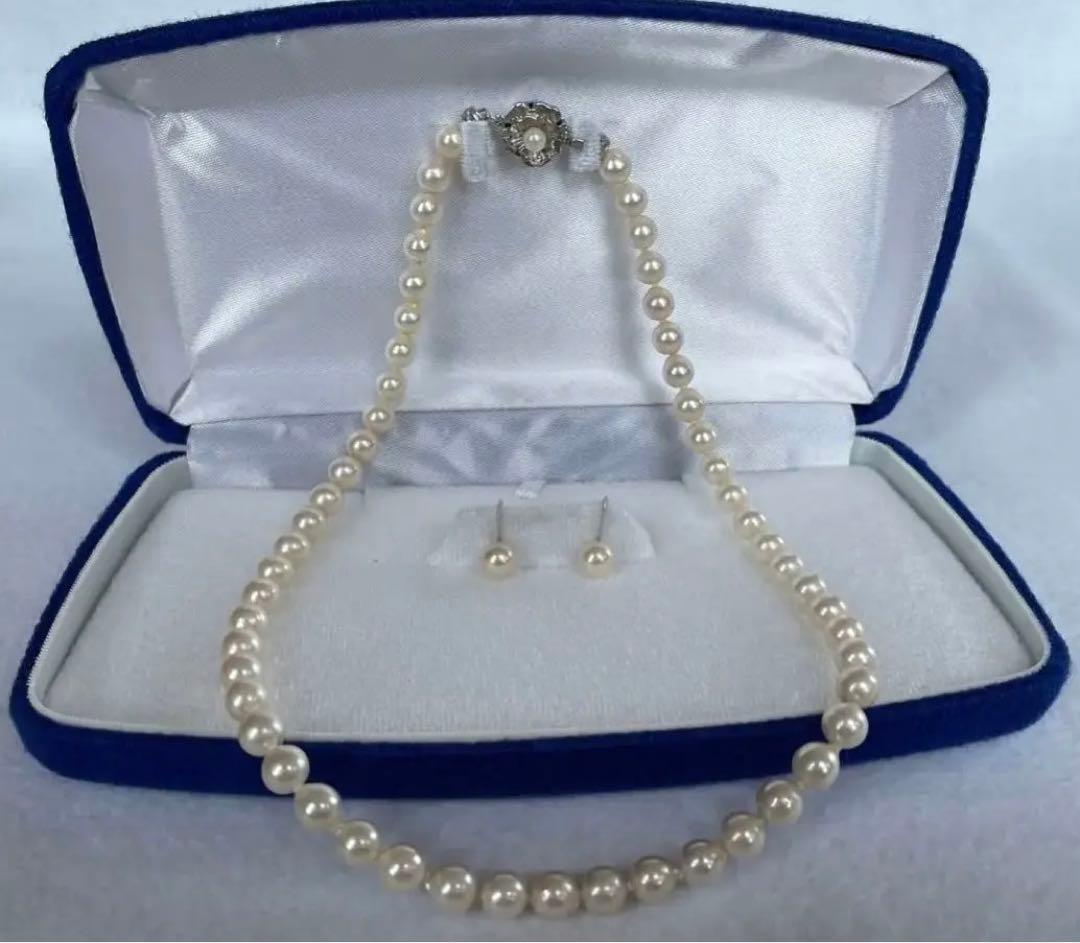 Akoya pearl necklace and matching earrings with 7mm pearls on a 44cm k14 white gold chain with silver clasp