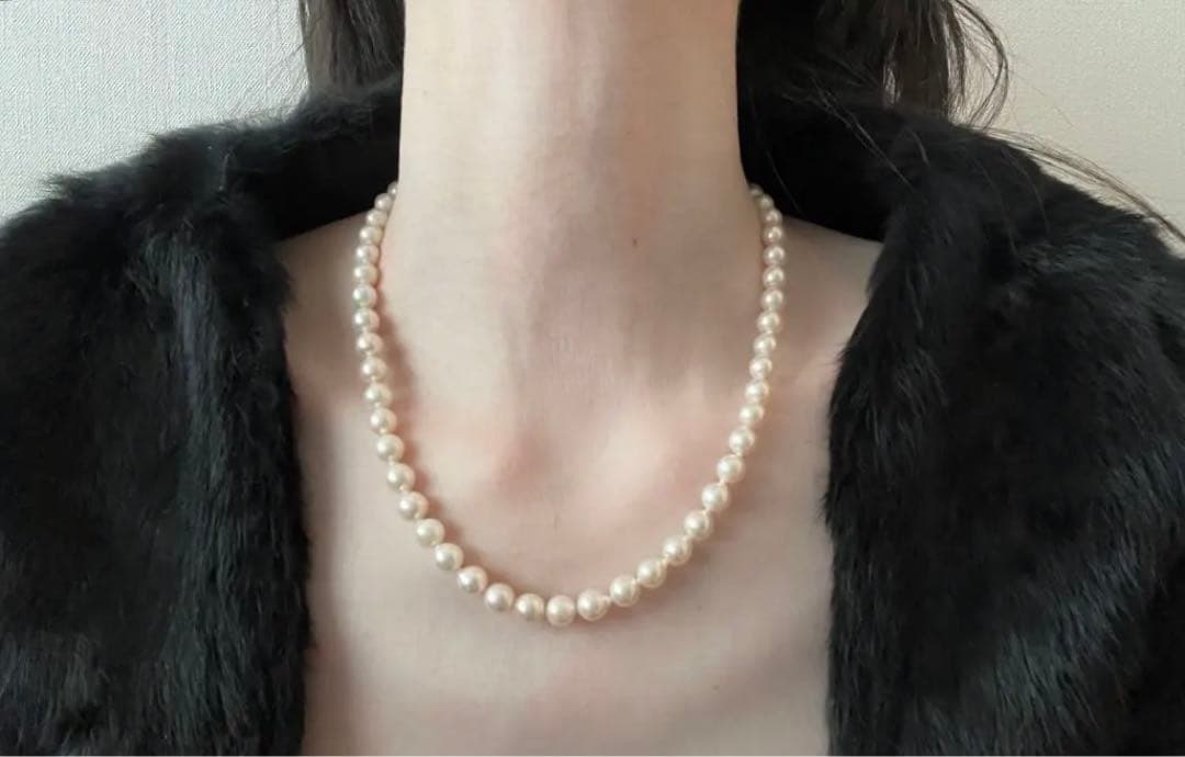 Akoya pearl necklace and matching earrings with 7mm pearls on a 44cm k14 white gold chain with silver clasp