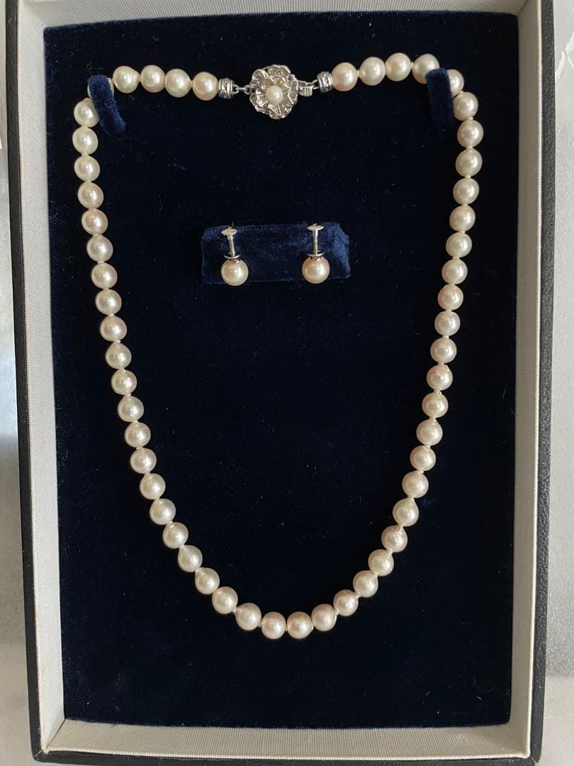 Akoya pearl necklace and matching earrings with 7mm pearls on a 44cm k14 white gold chain with silver clasp