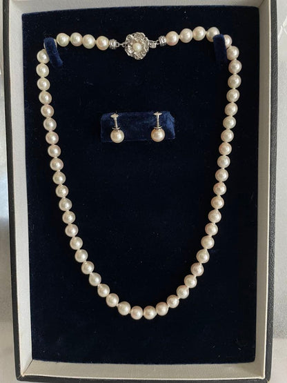 Akoya pearl necklace and matching earrings with 7mm pearls on a 44cm k14 white gold chain with silver clasp