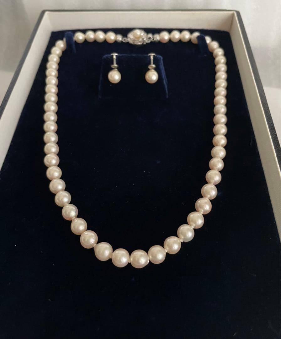 Akoya pearl necklace and matching earrings with 7mm pearls on a 44cm k14 white gold chain with silver clasp