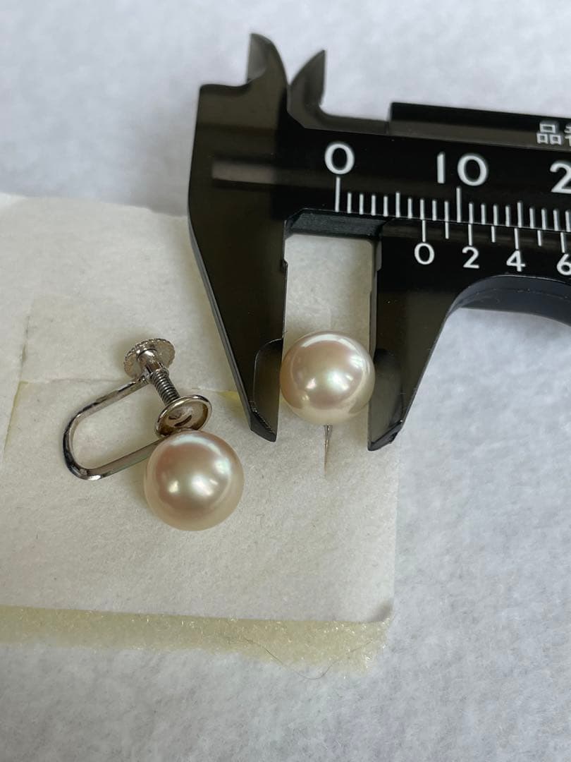 Akoya pearl necklace and matching earrings with 7mm pearls on a 44cm k14 white gold chain with silver clasp