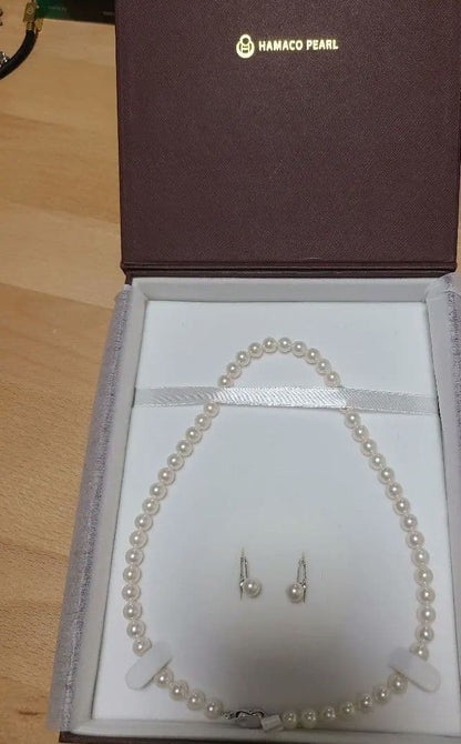Akoya pearl necklace and matching earrings featuring 7 to 7.5 mm white pearls on a 44 cm necklace