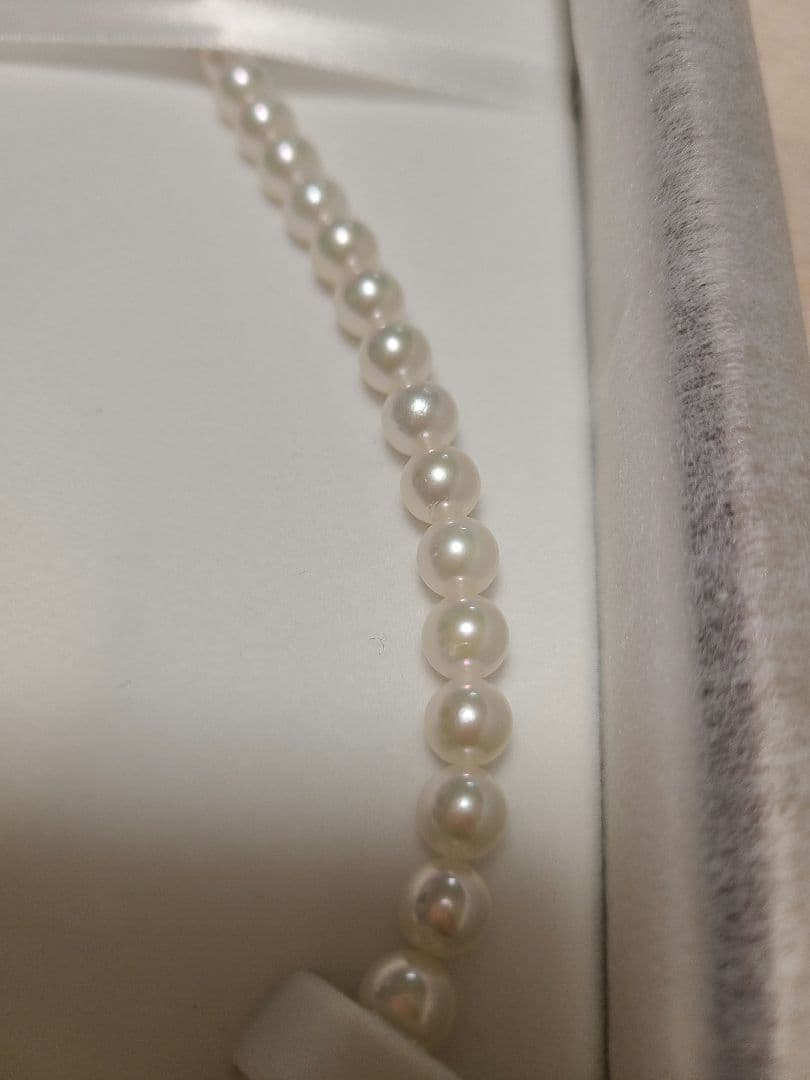 Akoya pearl necklace and matching earrings featuring 7 to 7.5 mm white pearls on a 44 cm necklace