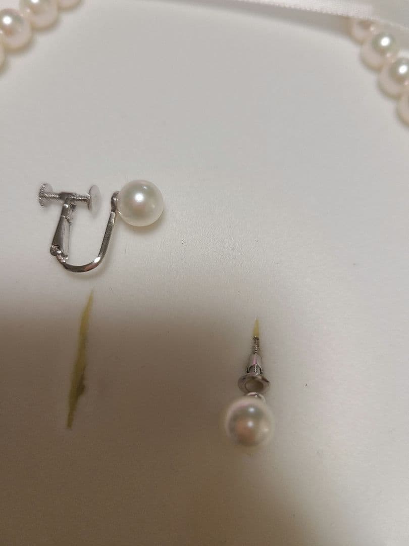 Akoya pearl necklace and matching earrings featuring 7 to 7.5 mm white pearls on a 44 cm necklace