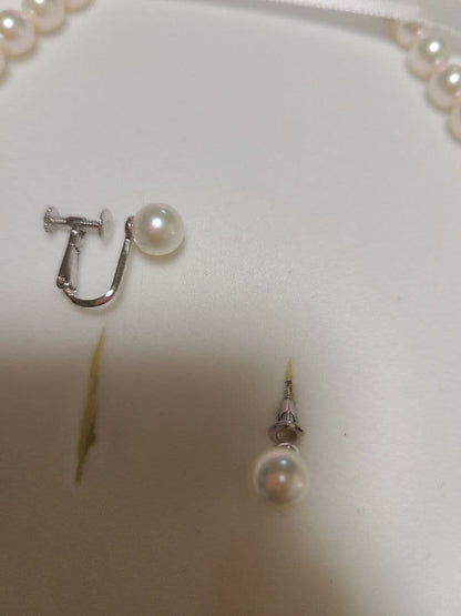Akoya pearl necklace and matching earrings featuring 7 to 7.5 mm white pearls on a 44 cm necklace