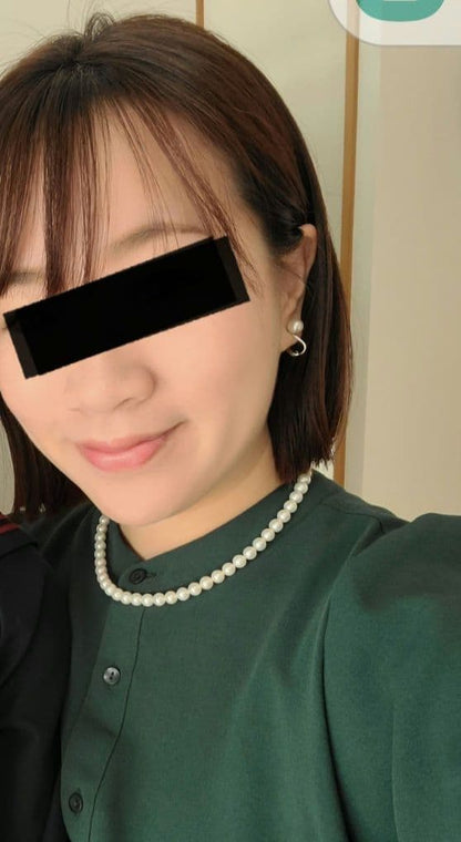 Akoya pearl necklace and matching earrings featuring 7 to 7.5 mm white pearls on a 44 cm necklace