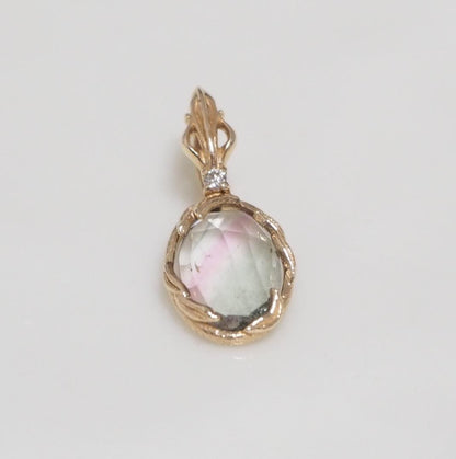 Chain Agete charm featuring topaz and diamond stones set in K10 gold with tourmaline, size 0.8 cm x 0.6 cm