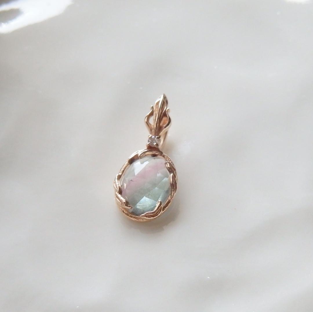 Chain Agete charm featuring topaz and diamond stones set in K10 gold with tourmaline, size 0.8 cm x 0.6 cm
