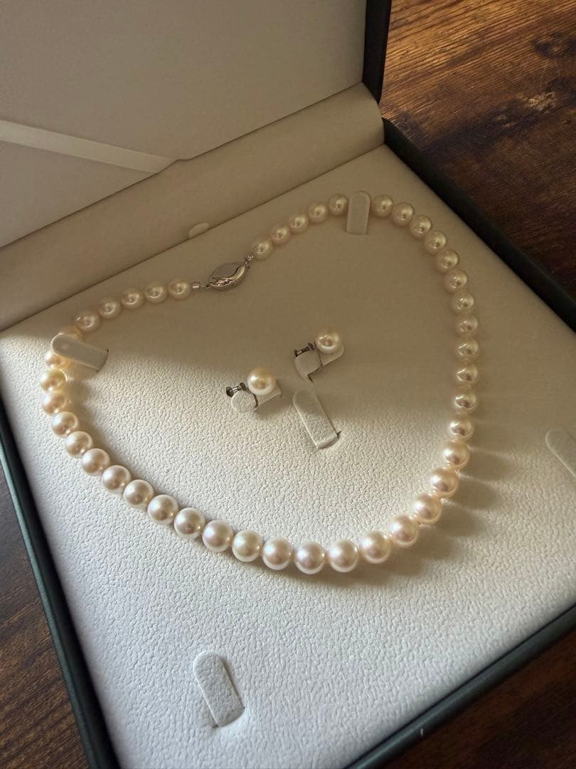 Akoya pearl necklace and matching earrings set with 42.5cm length and lustrous round pearls
