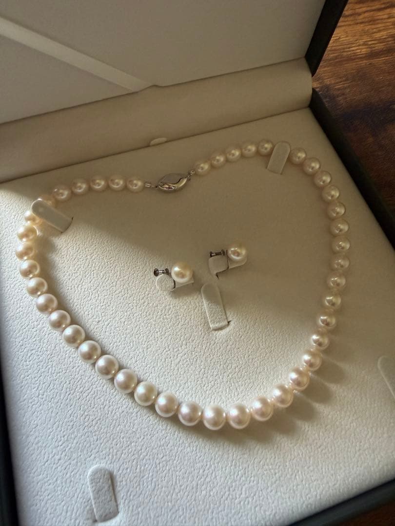 Akoya pearl necklace and matching earrings set with 42.5cm length and lustrous round pearls