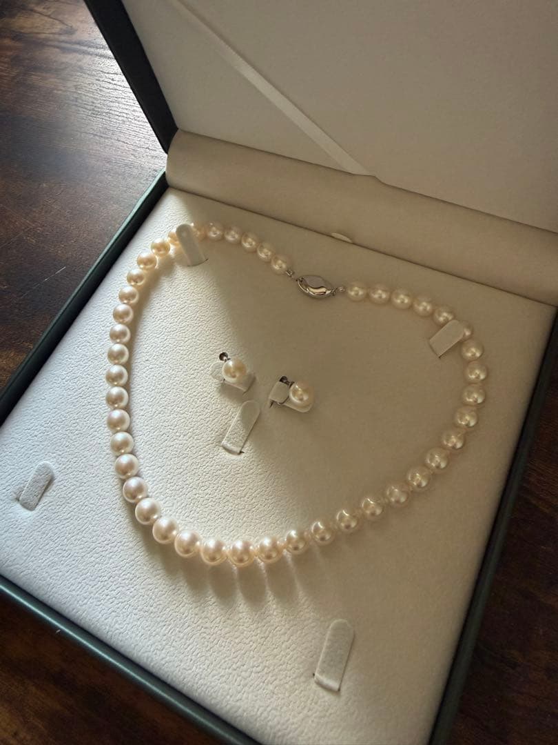 Akoya pearl necklace and matching earrings set with 42.5cm length and lustrous round pearls