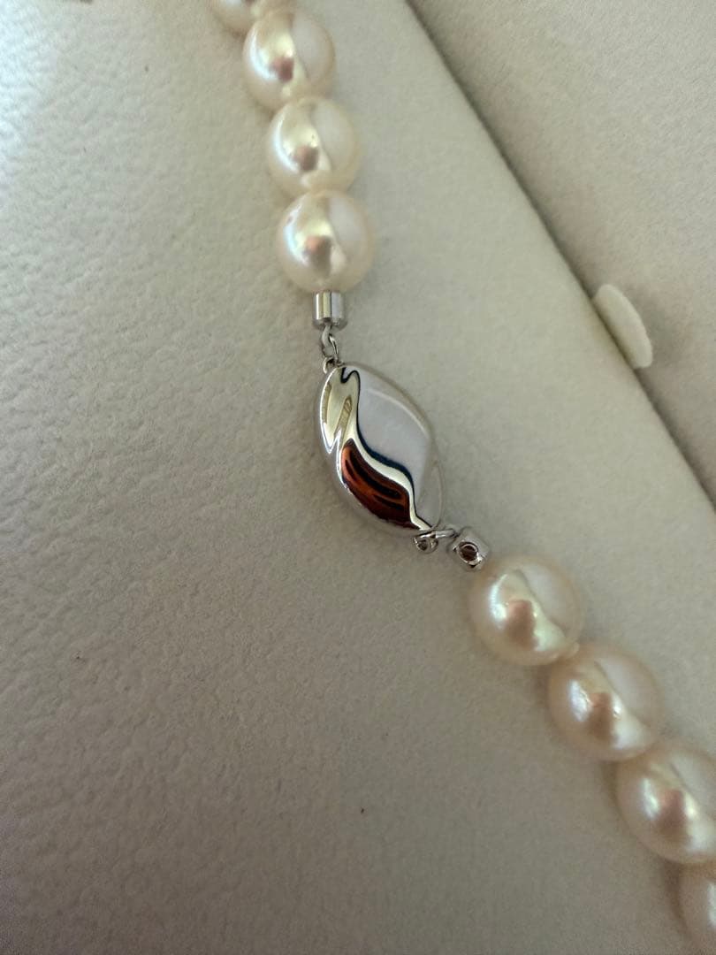 Akoya pearl necklace and matching earrings set with 42.5cm length and lustrous round pearls