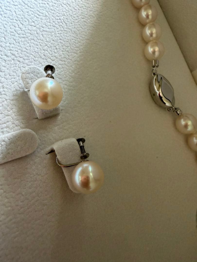Akoya pearl necklace and matching earrings set with 42.5cm length and lustrous round pearls