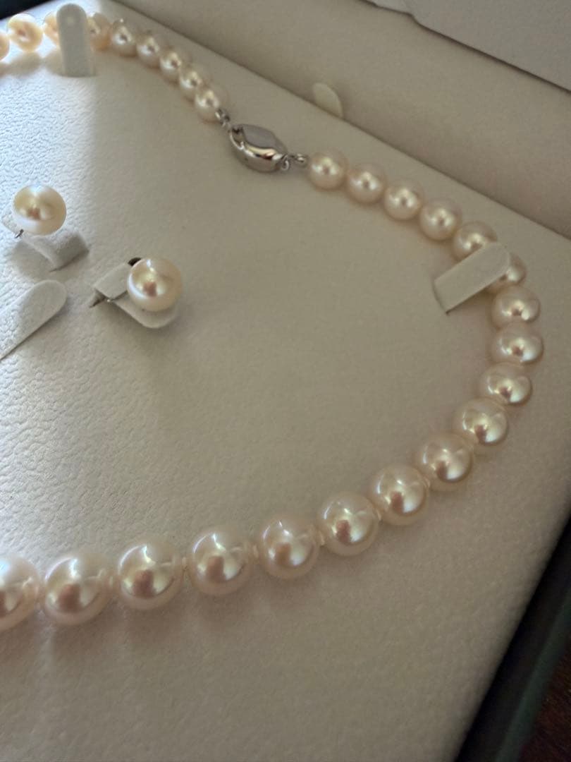 Akoya pearl necklace and matching earrings set with 42.5cm length and lustrous round pearls