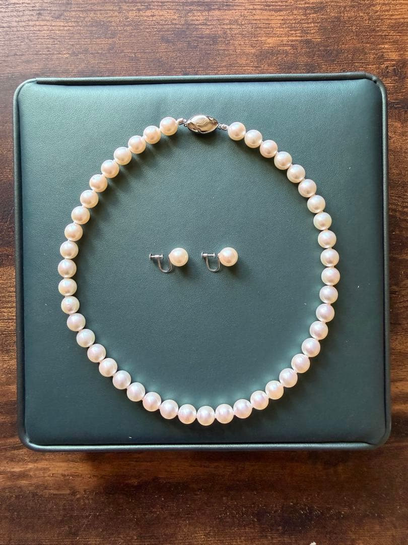 Akoya pearl necklace and matching earrings set with 42.5cm length and lustrous round pearls