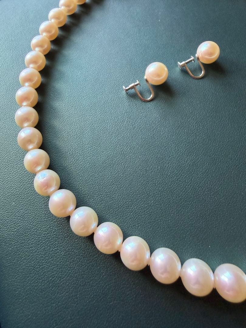 Akoya pearl necklace and matching earrings set with 42.5cm length and lustrous round pearls