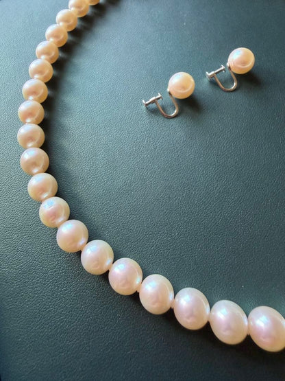 Akoya pearl necklace and matching earrings set with 42.5cm length and lustrous round pearls