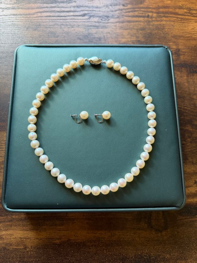 Akoya pearl necklace and matching earrings set with 42.5cm length and lustrous round pearls