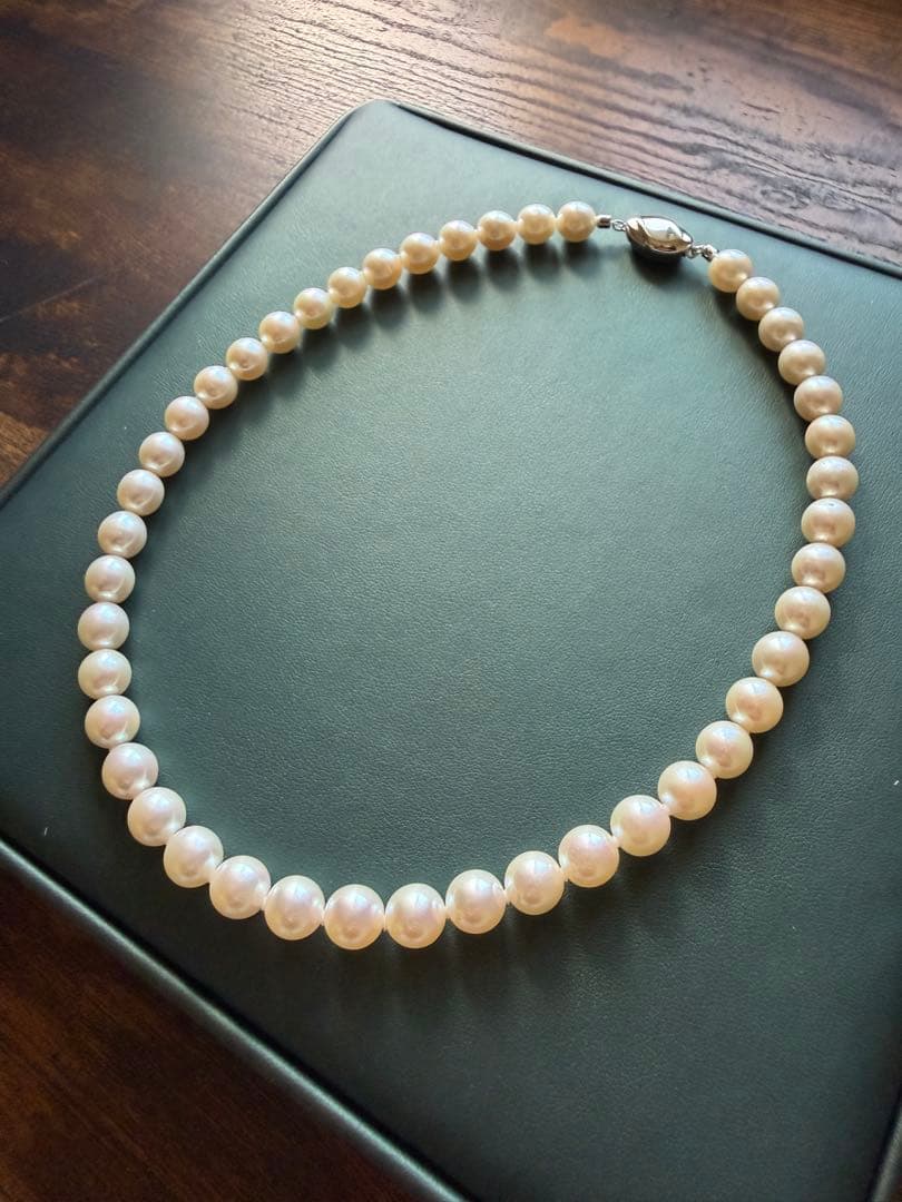 Akoya pearl necklace and matching earrings set with 42.5cm length and lustrous round pearls