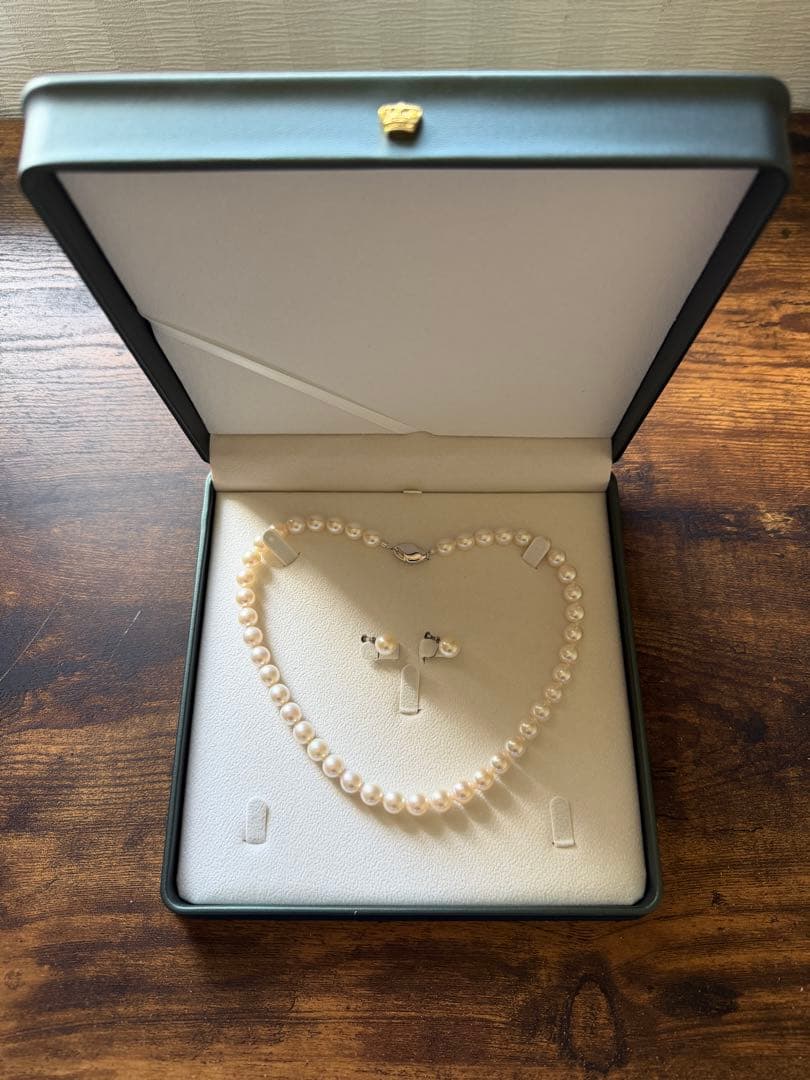 Akoya pearl necklace and matching earrings set with 42.5cm length and lustrous round pearls
