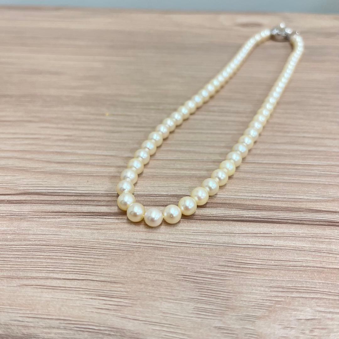 Akwaya pearl necklace with 39 cm length and pearls sized between 5.8 mm and 6.3 mm