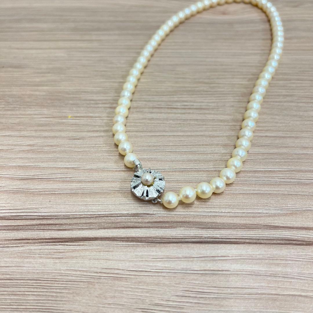 Akwaya pearl necklace with 39 cm length and pearls sized between 5.8 mm and 6.3 mm