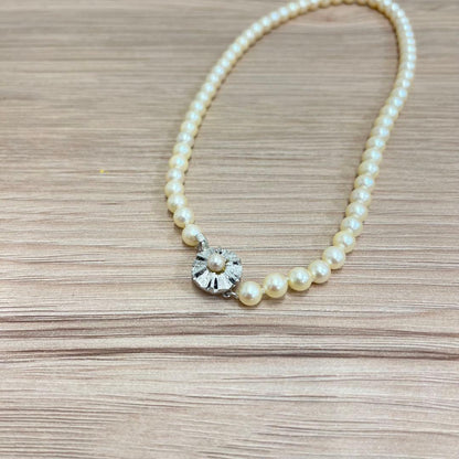 Akwaya pearl necklace with 39 cm length and pearls sized between 5.8 mm and 6.3 mm
