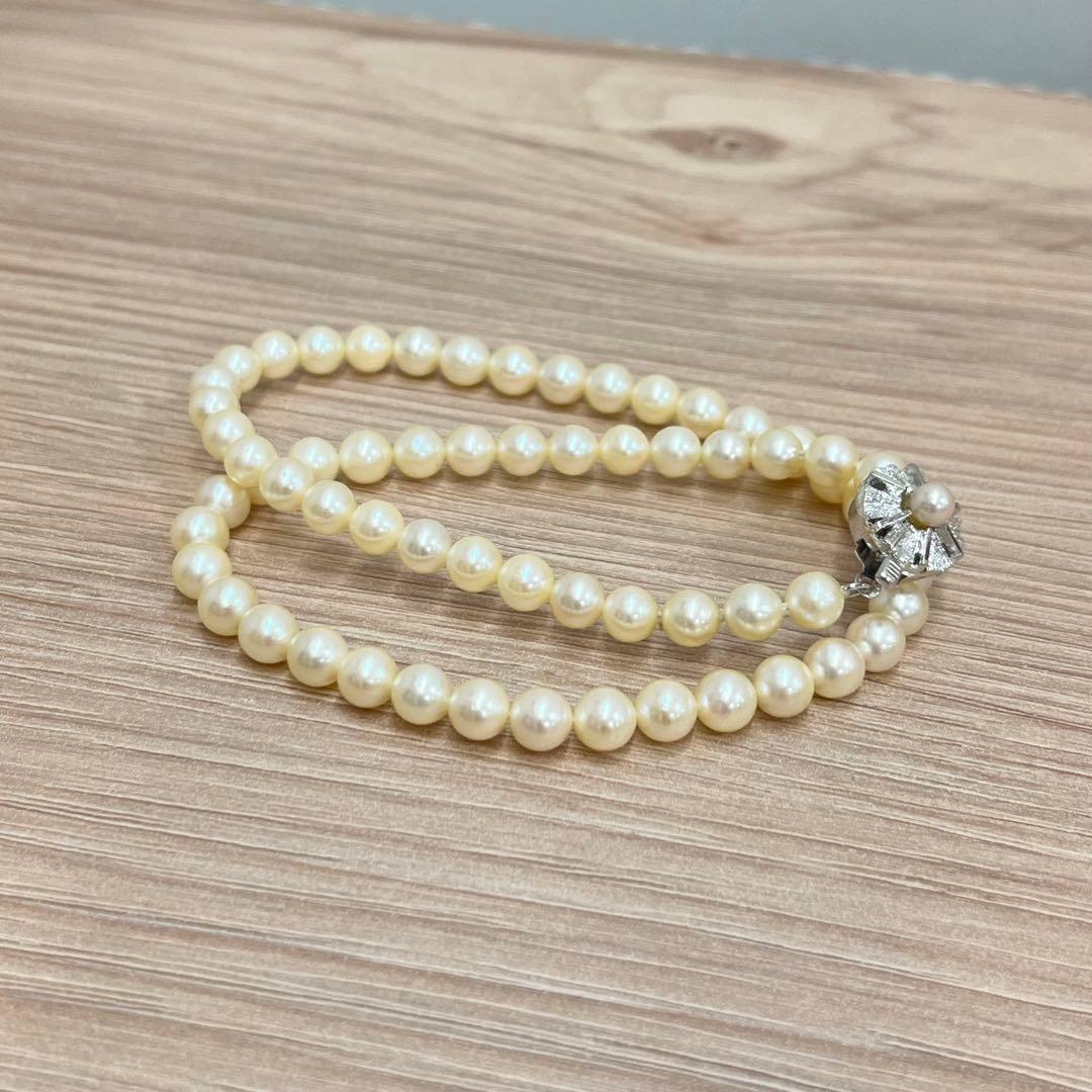 Akwaya pearl necklace with 39 cm length and pearls sized between 5.8 mm and 6.3 mm