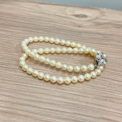 Akwaya pearl necklace with 39 cm length and pearls sized between 5.8 mm and 6.3 mm