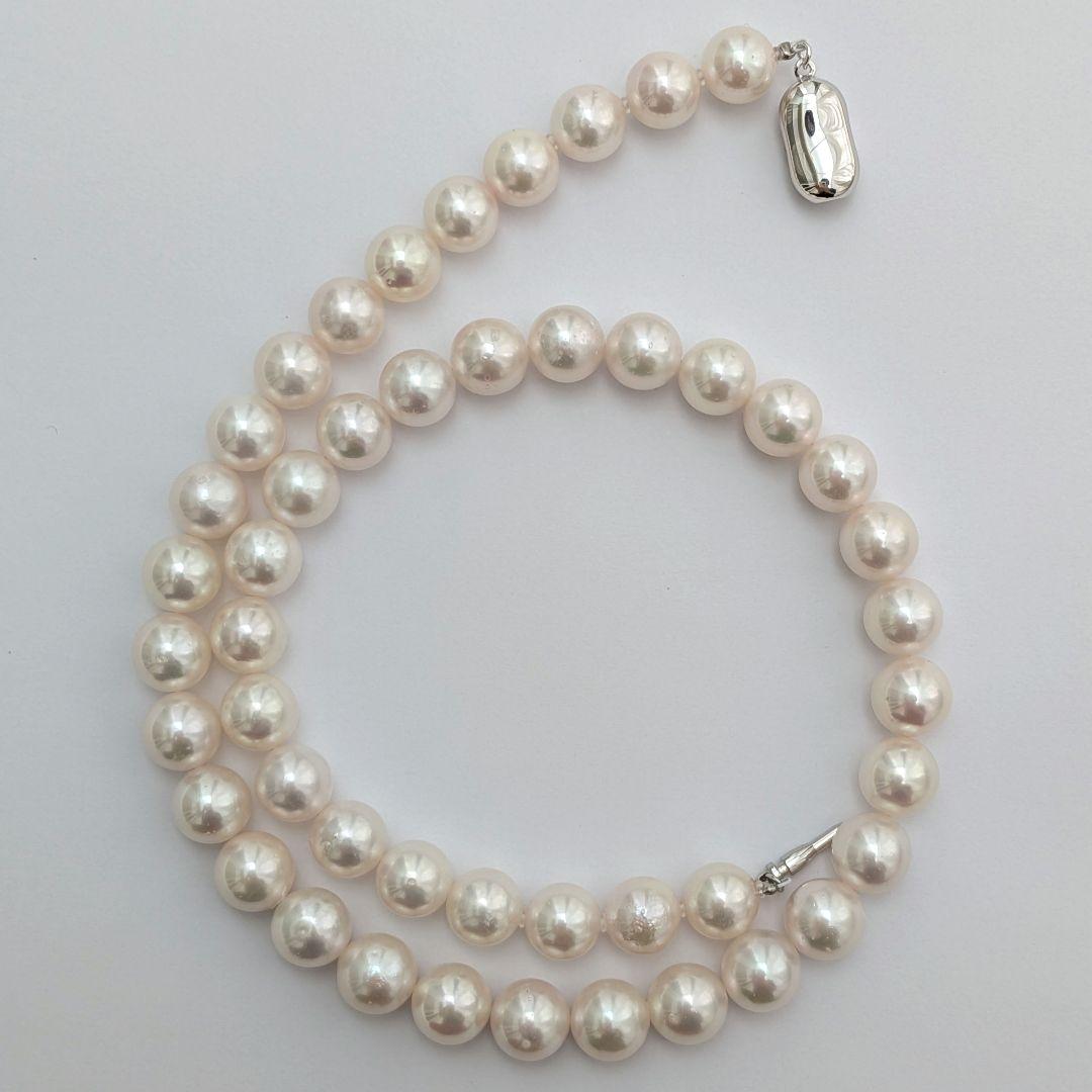 Akoya pearl necklace with 8.5-9mm round pearls and silver fittings, 43cm length