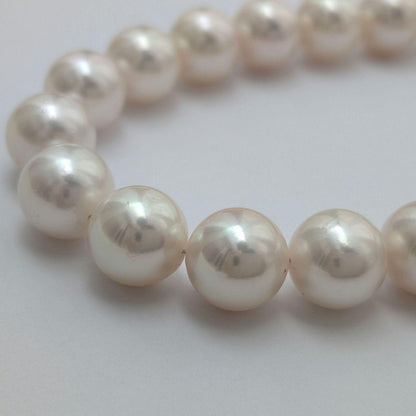 Akoya pearl necklace with 8.5-9mm round pearls and silver fittings, 43cm length