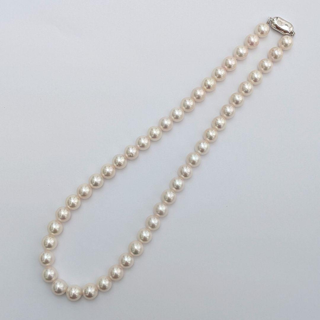 Akoya pearl necklace with 8.5-9mm round pearls and silver fittings, 43cm length