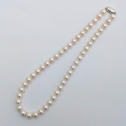 Akoya pearl necklace with 8.5-9mm round pearls and silver fittings, 43cm length