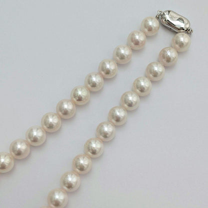 Akoya pearl necklace with 8.5-9mm round pearls and silver fittings, 43cm length