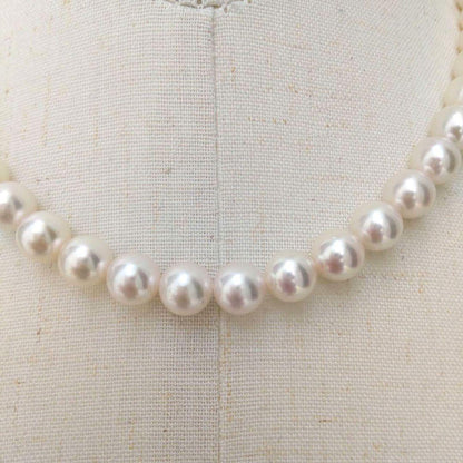 Akoya pearl necklace with 8.5-9mm round pearls and silver fittings, 43cm length