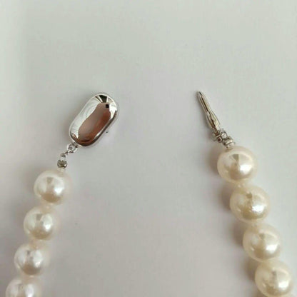 Akoya pearl necklace with 8.5-9mm round pearls and silver fittings, 43cm length