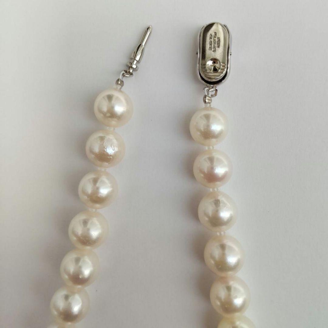 Akoya pearl necklace with 8.5-9mm round pearls and silver fittings, 43cm length