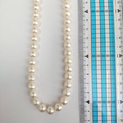 Akoya pearl necklace with 8.5-9mm round pearls and silver fittings, 43cm length