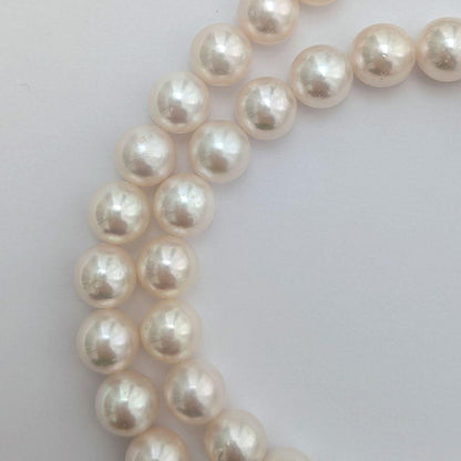 Akoya pearl necklace with 8.5-9mm round pearls and silver fittings, 43cm length