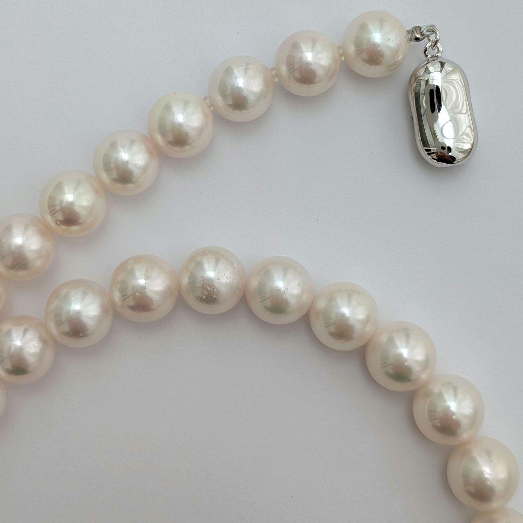 Akoya pearl necklace with 8.5-9mm round pearls and silver fittings, 43cm length