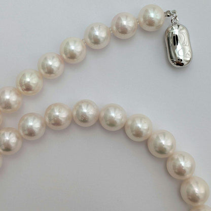 Akoya pearl necklace with 8.5-9mm round pearls and silver fittings, 43cm length