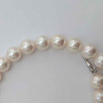Akoya pearl necklace with 8.5-9mm round pearls and silver fittings, 43cm length