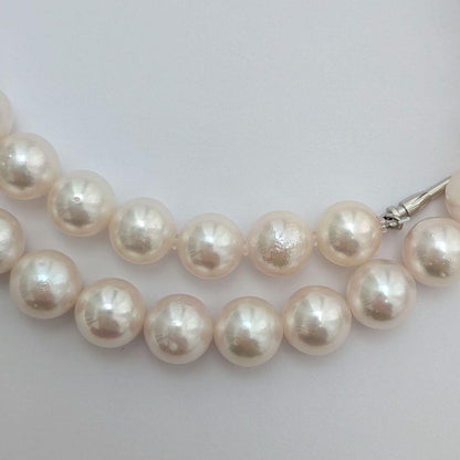 Akoya pearl necklace with 8.5-9mm round pearls and silver fittings, 43cm length