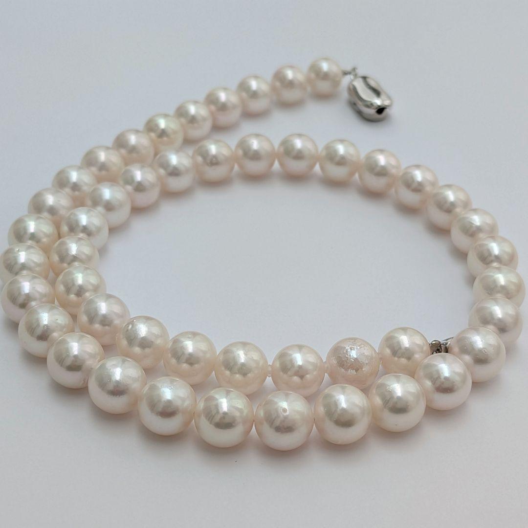 Akoya pearl necklace with 8.5-9mm round pearls and silver fittings, 43cm length